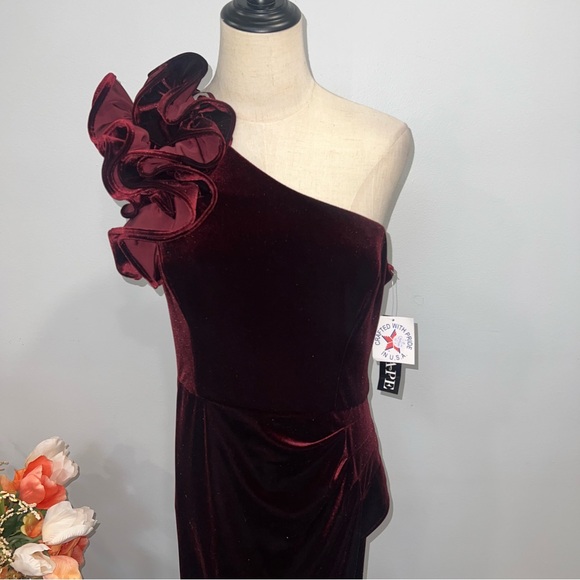 Xscape Burgundy Red Velvet Ruffled One Shoulder Maxi Formal Evening Gown Reemoly - Picture 3 of 16
